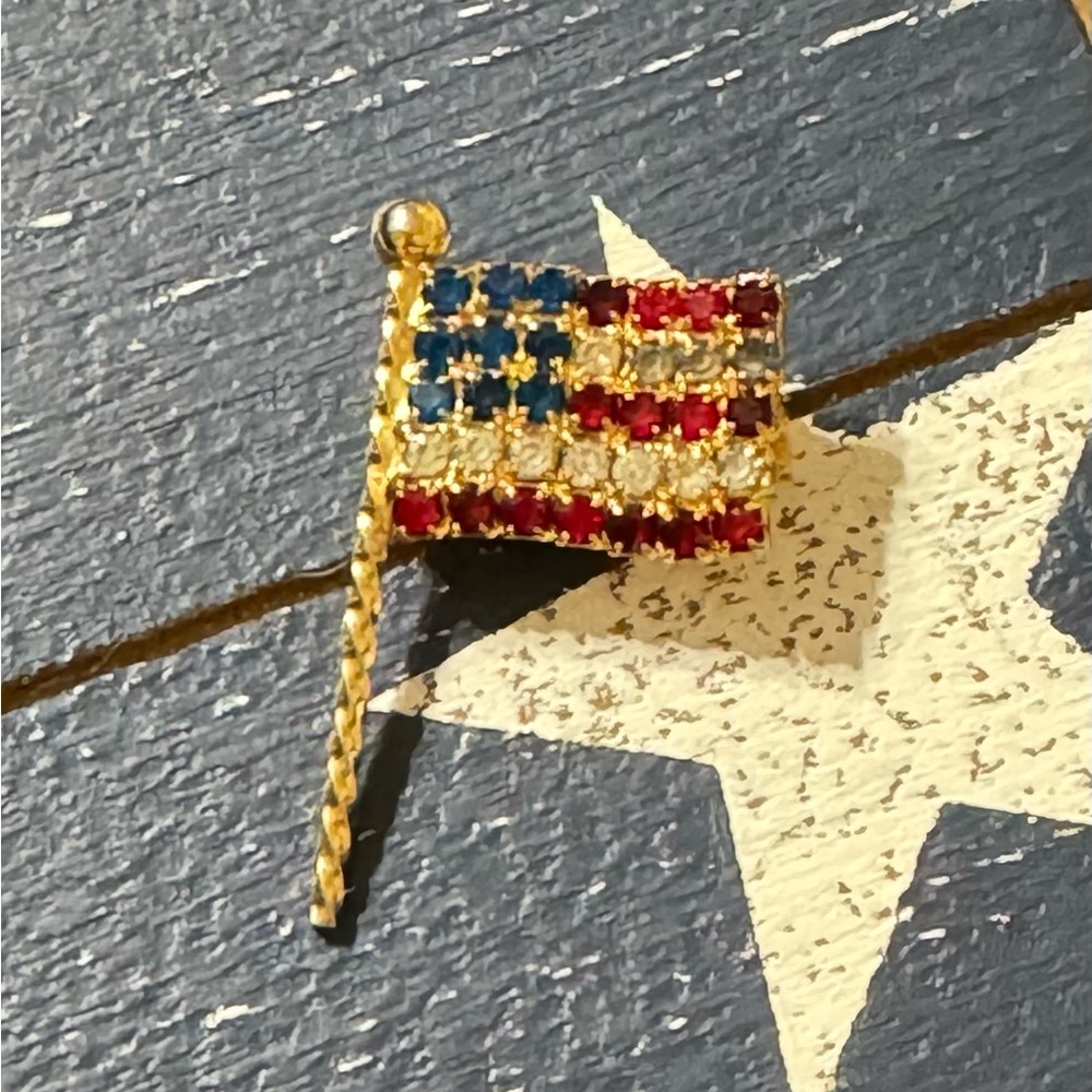 Vintage Rhinestone American Flag 🇺🇸 Lapel Pin, Gold